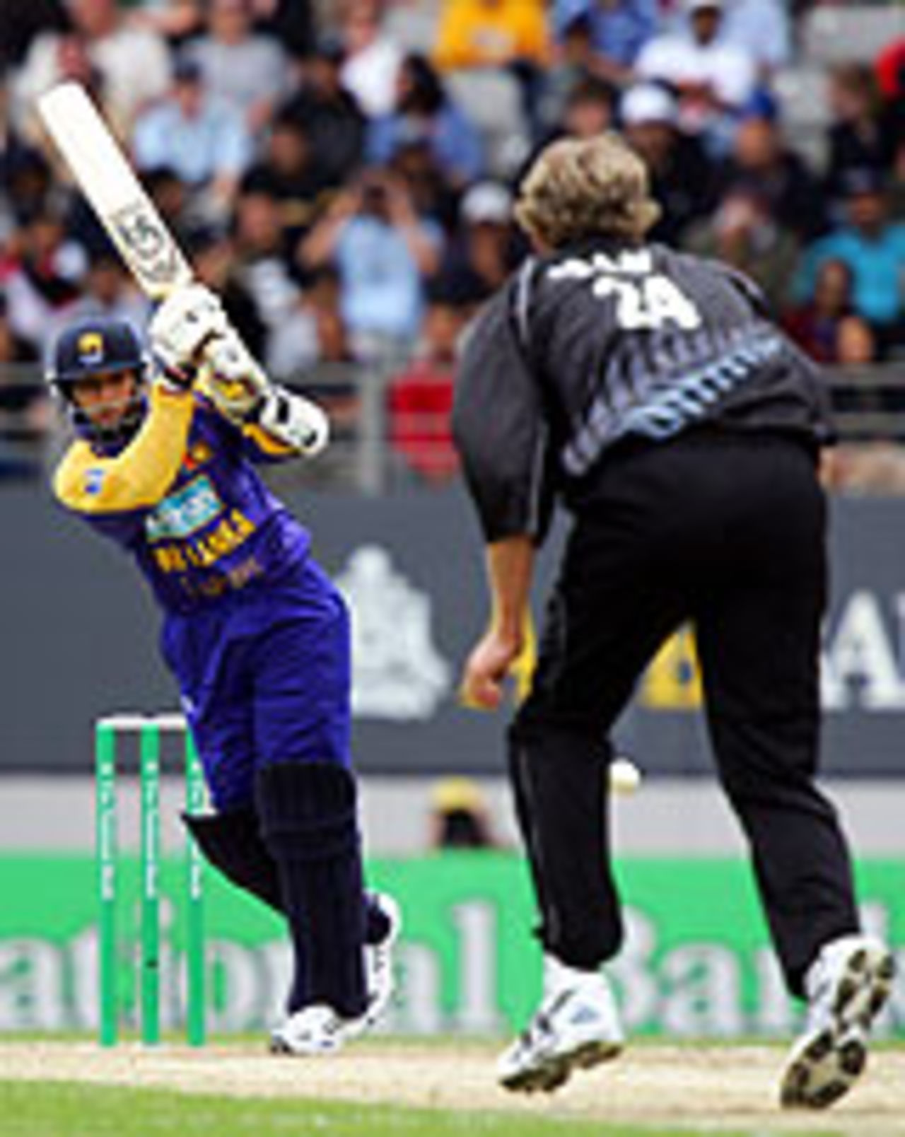 Tillakaratne Dilshan takes on the bowling, New Zealand v Sri Lanka, 1st ODI, Auckland, December 26, 2004