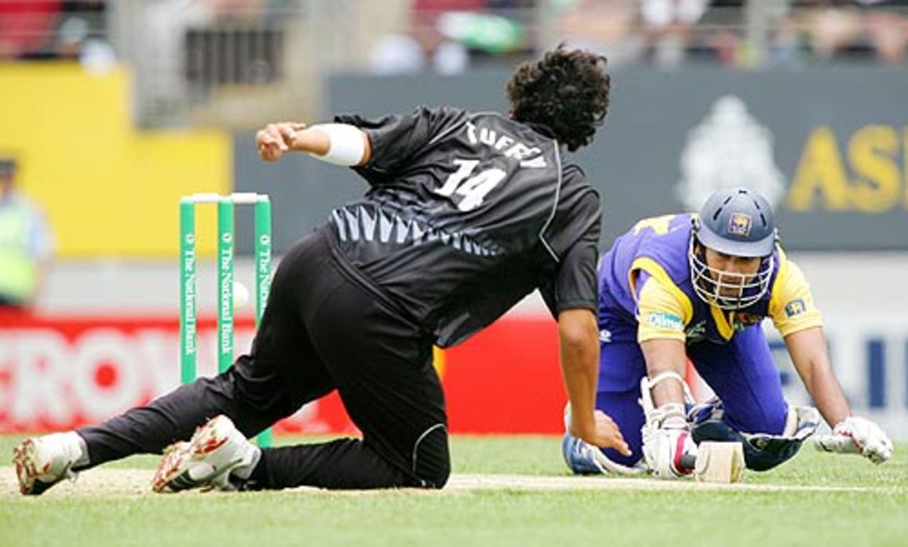 Daryl Tuffey tries to run Kumar Sangakkara out, New Zealand v Sri Lanka, 1st ODI, Auckland, December 26, 2004