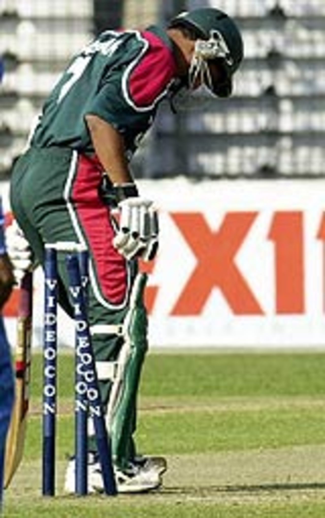 Habibul Bashar bowled by Ajit Agarkar, Bangladesh v India, 2nd ODI, Dhaka, December 26, 2004