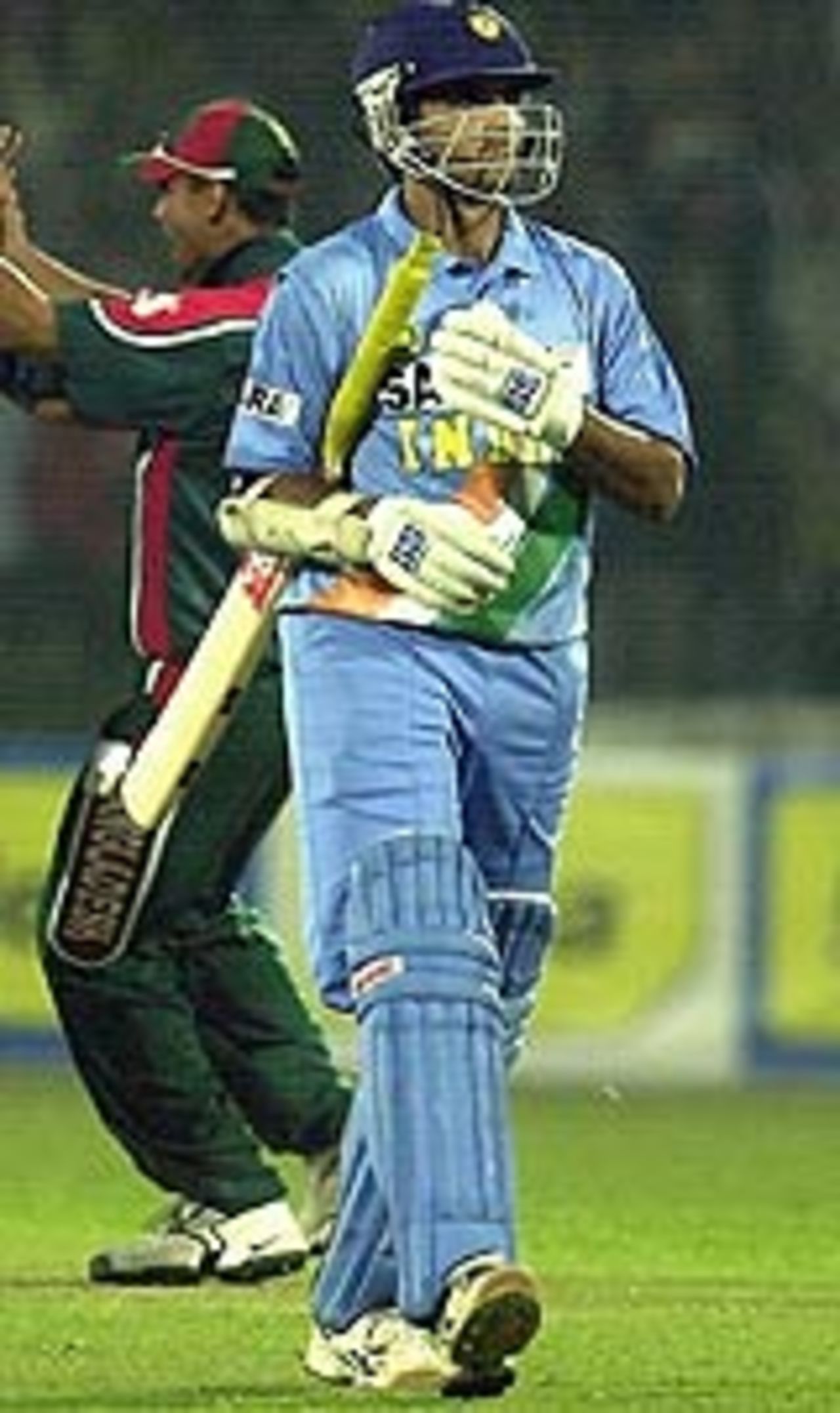 Sourav Ganguly walks back to the pavilion, Bangladesh v India, 2nd ODI, Dhaka, December 26, 2004