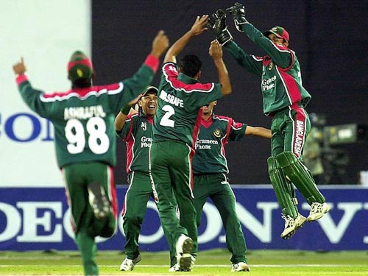 Bangladesh fielders rejoice after Sehwag was dismissed, Bangladesh v India, 2nd ODI, Dhaka, December 26, 2004