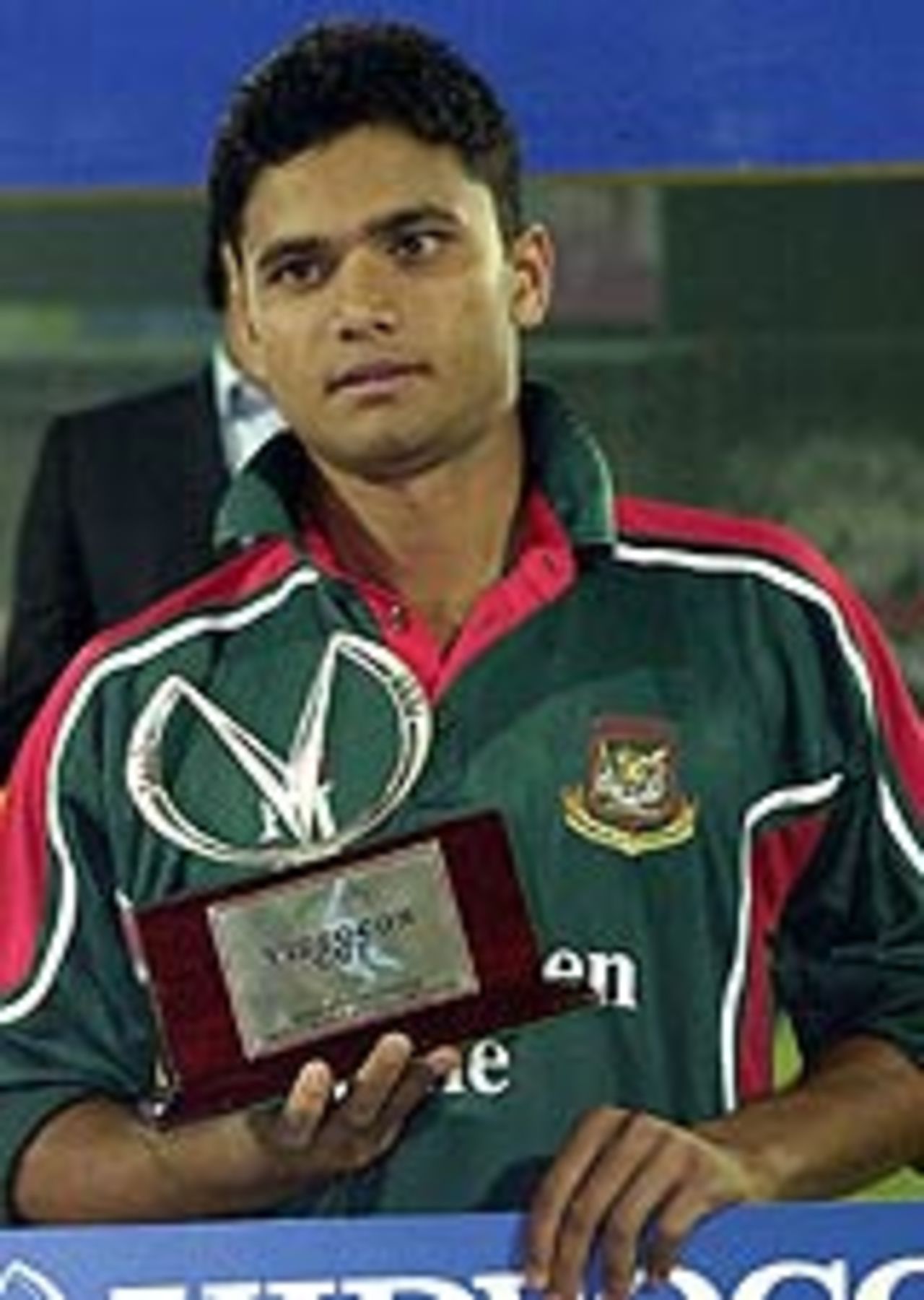 Mashrafe Mortaza with the Man-of-the-Match award, Bangladesh v India, 2nd ODI, Dhaka, December 26, 2004