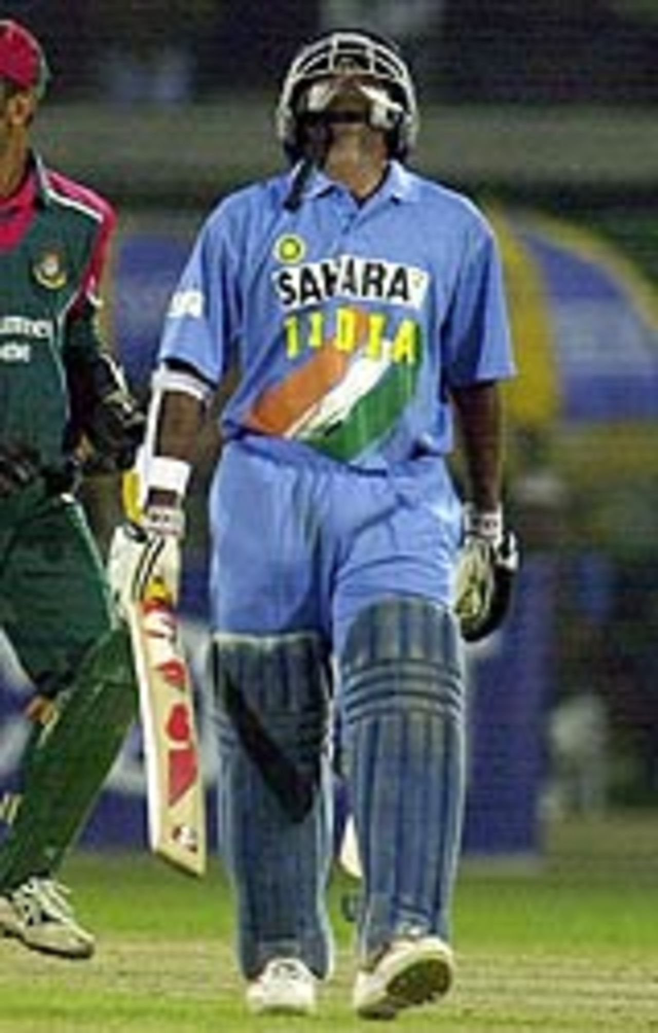 Sridharan Sriram walks back, Bangladesh v India, 2nd ODI, Dhaka, December 26, 2004