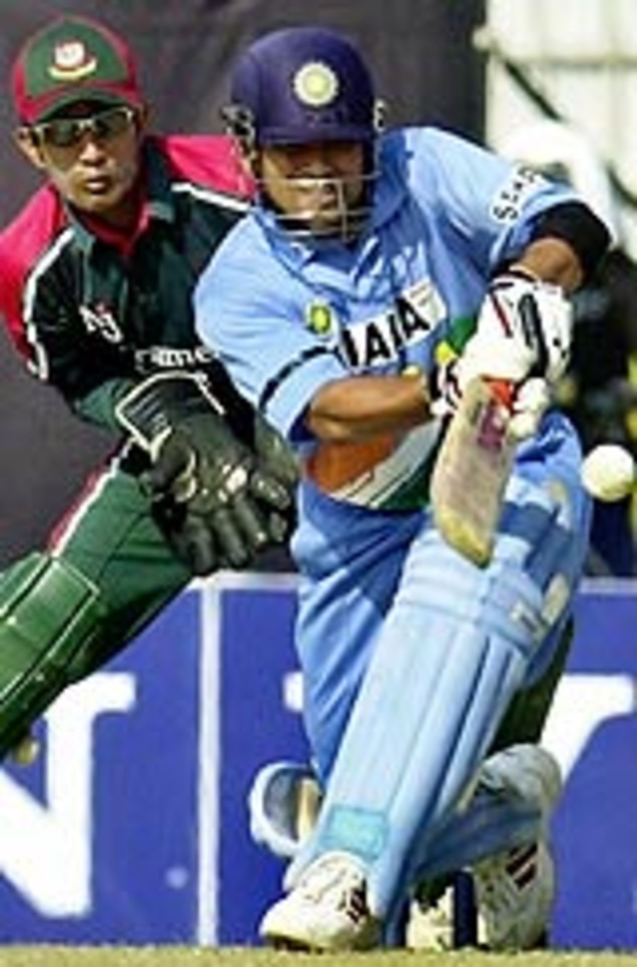 Sachin Tendulkar sweeps, Bangladesh v India, 3rd ODI, Dhaka, December 27, 2004