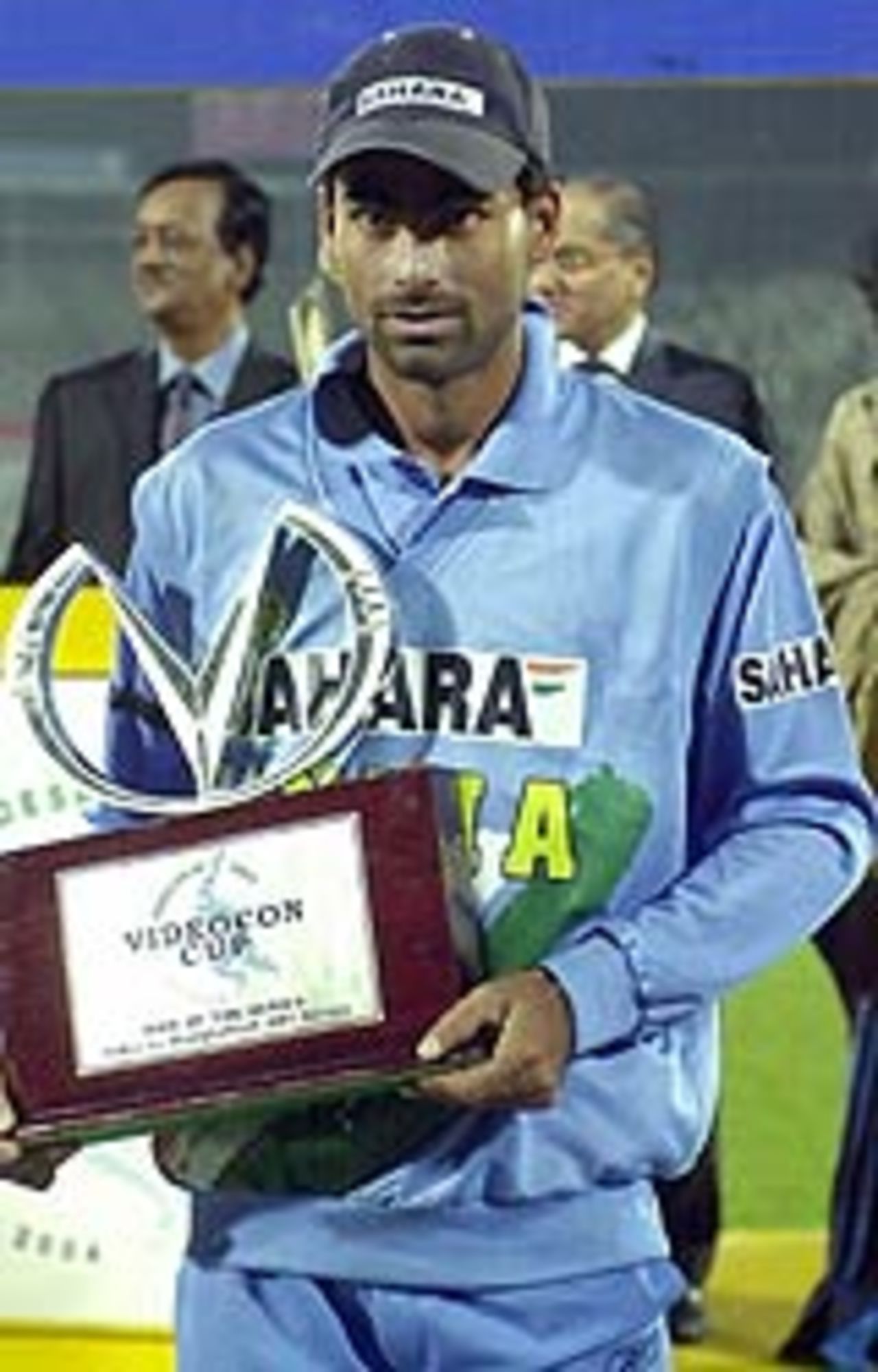 Mohammad Kaif with the Man-of-the-Series award, Bangladesh v India, 3rd ODI, Dhaka, December 27, 2004