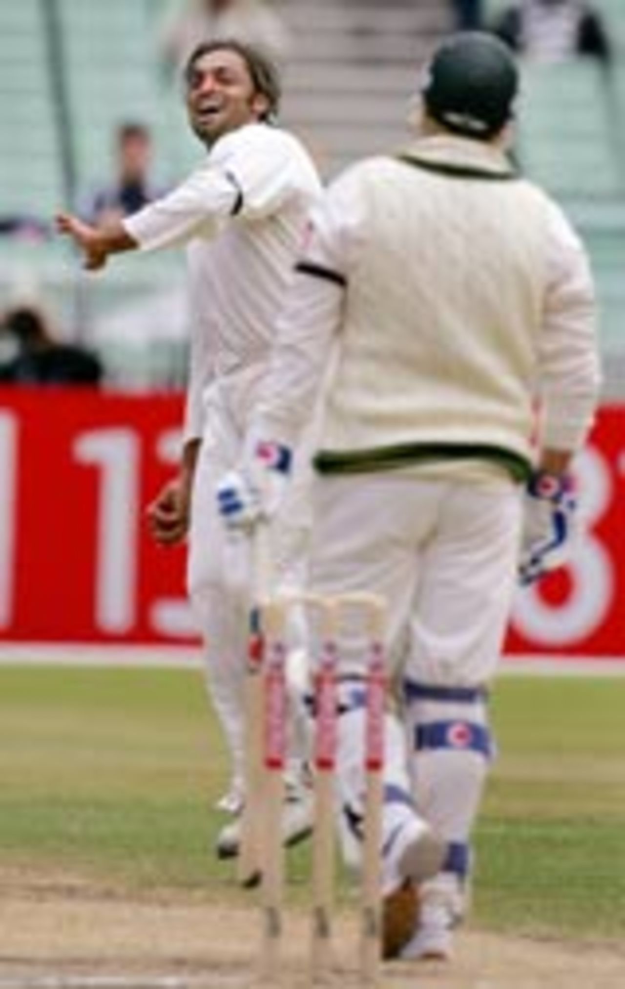 Shoaib Akhtar celebrates as Shane Warne is out, Australia v Pakistan, 2nd Test,  Melbourne, December 28, 2004