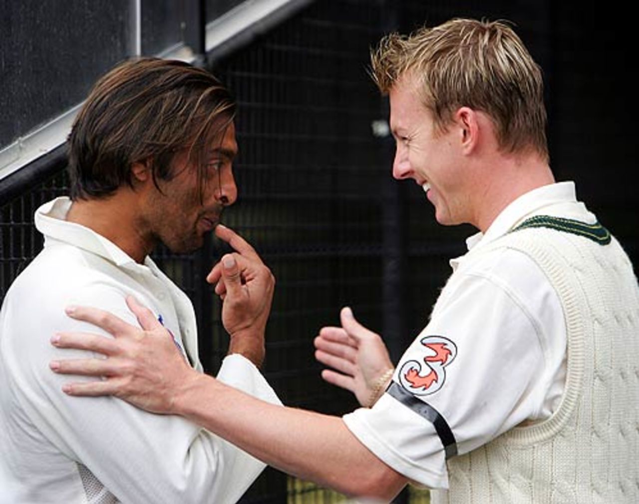 Shoaib Akhtar and Brett Lee chat during the rain delay on the third day, Australia v Pakistan, 2nd Test,  Melbourne, December 27, 2004