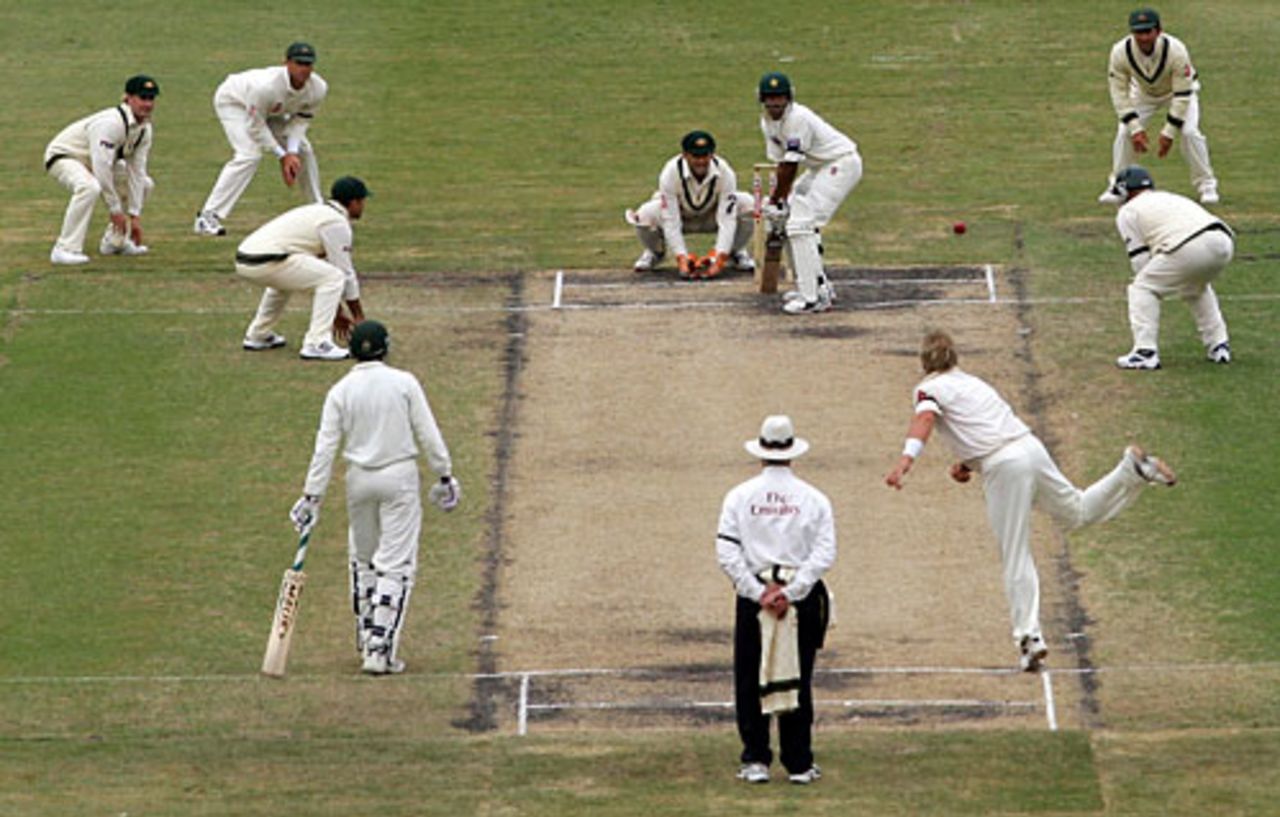 Shane Warne bowls the day's last over as fielders crowd the bat, Australia v Pakistan, 2nd Test, Melbourne, 3rd day, December 28 2004
