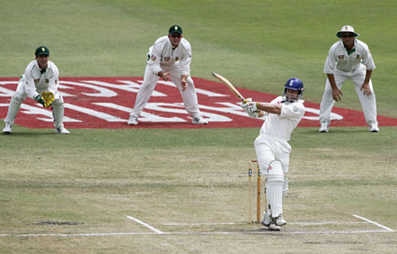 Andrew Strauss pulls the ball while the slip cordon look on, South Africa v England, 2nd Test, Durban, 3rd day, December 28 2004