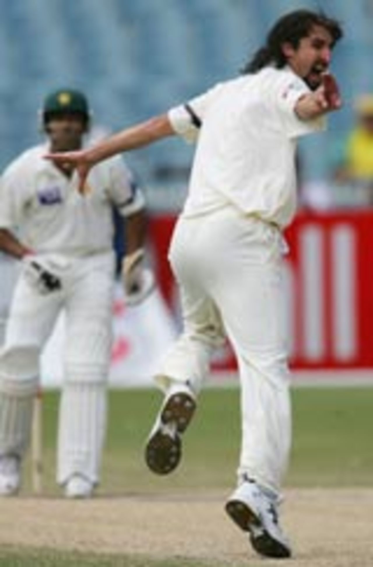 Jason Gillespie nails Mohammad Sami, Australia v Pakistan, 2nd Test,  Melbourne, December 29, 2004