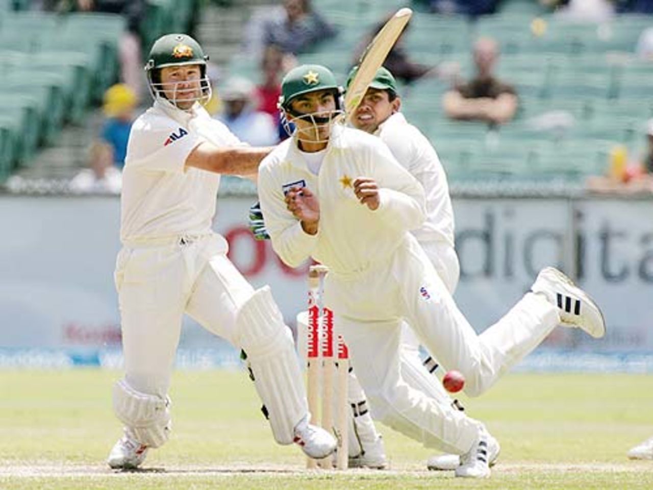 Ricky Ponting sends Yasir Hameed ducking for cover, Australia v Pakistan, 2nd Test,  Melbourne, December 29, 2004
