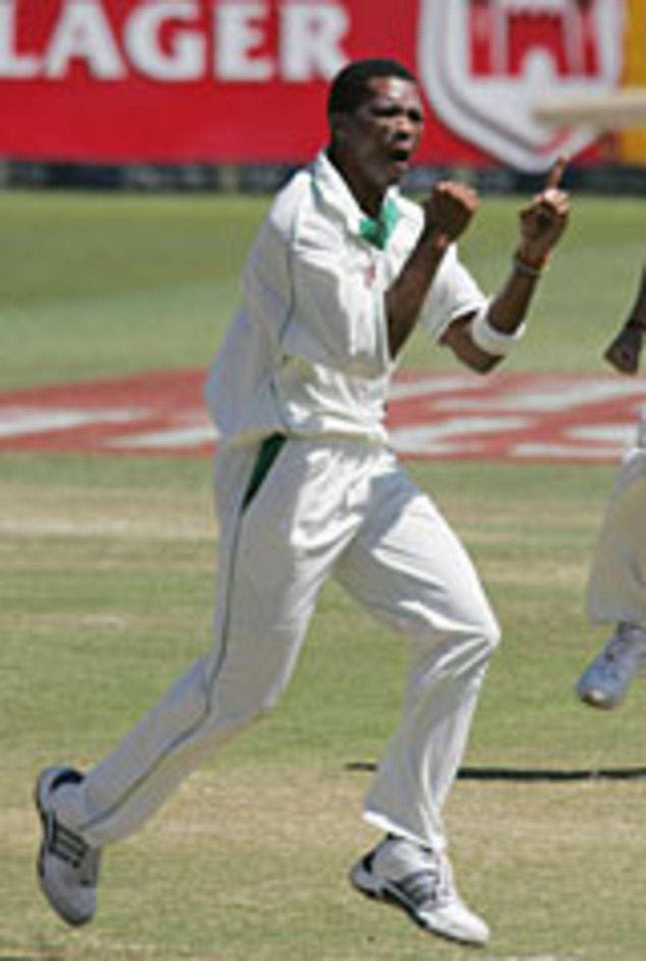 Makhaya Ntini jubilant at Andrew Strauss's dismissal, South Africa v England, 2nd Test, Durban, 4th day, December 29 2004