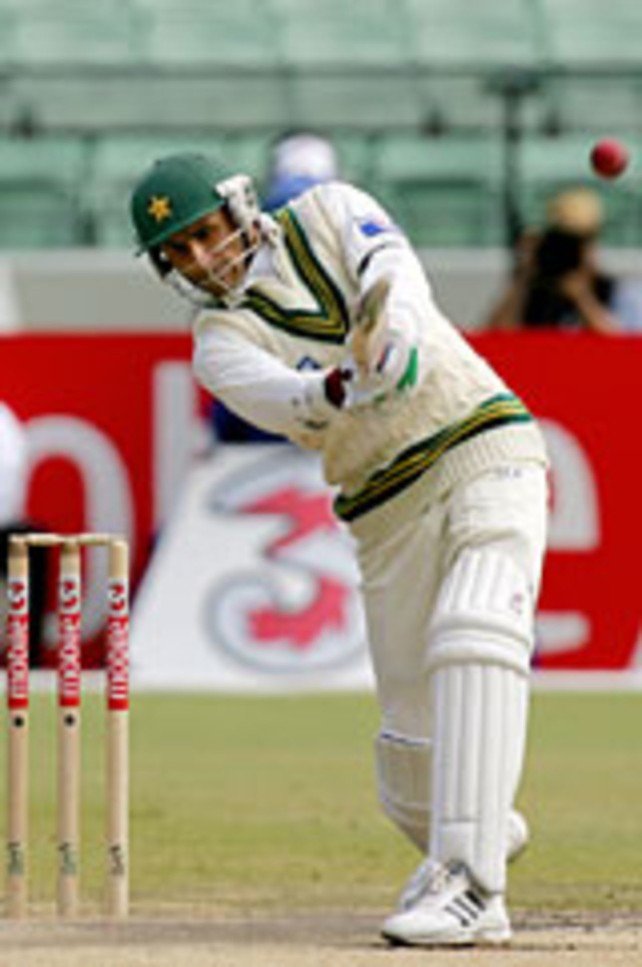Abdul Razzaq batting a sweater, Australia v Pakistan, 2nd Test, Melbourne, 4th day, December 29 2004