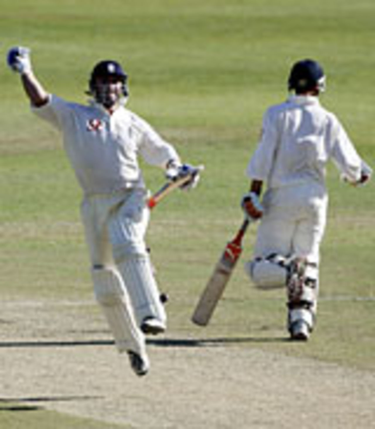 Graham Thorpe jumps at reaching his hundred, South Africa v England, 2nd Test, Durban, 4th day, December 29 2004