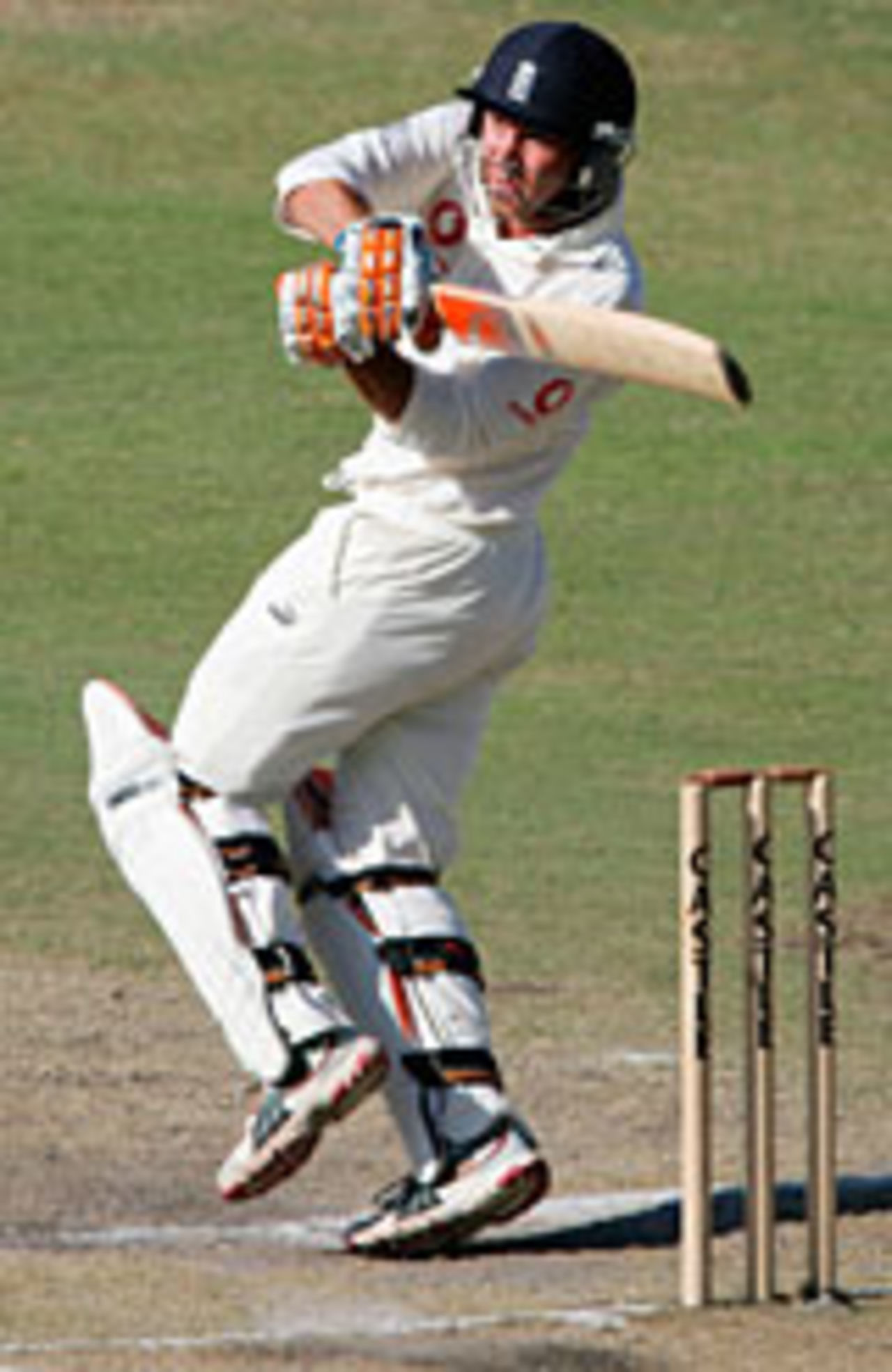 Geraint Jones hooks on his way to a second-innings fifty, South Africa v England, 2nd Test, Durban, 4th day, December 29 2004