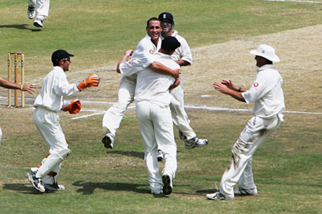 Simon Jones overjoyed at claiming Hashim Amla's wicket, South Africa v England, 2nd Test, Durban, 5th day, December 30 2004