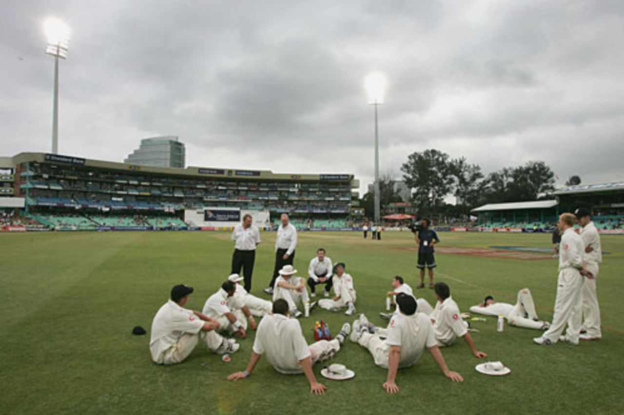 England sit and watch as dark clouds roll in, South Africa v England, 2nd Test, Durban, 5th day, December 30 2004
