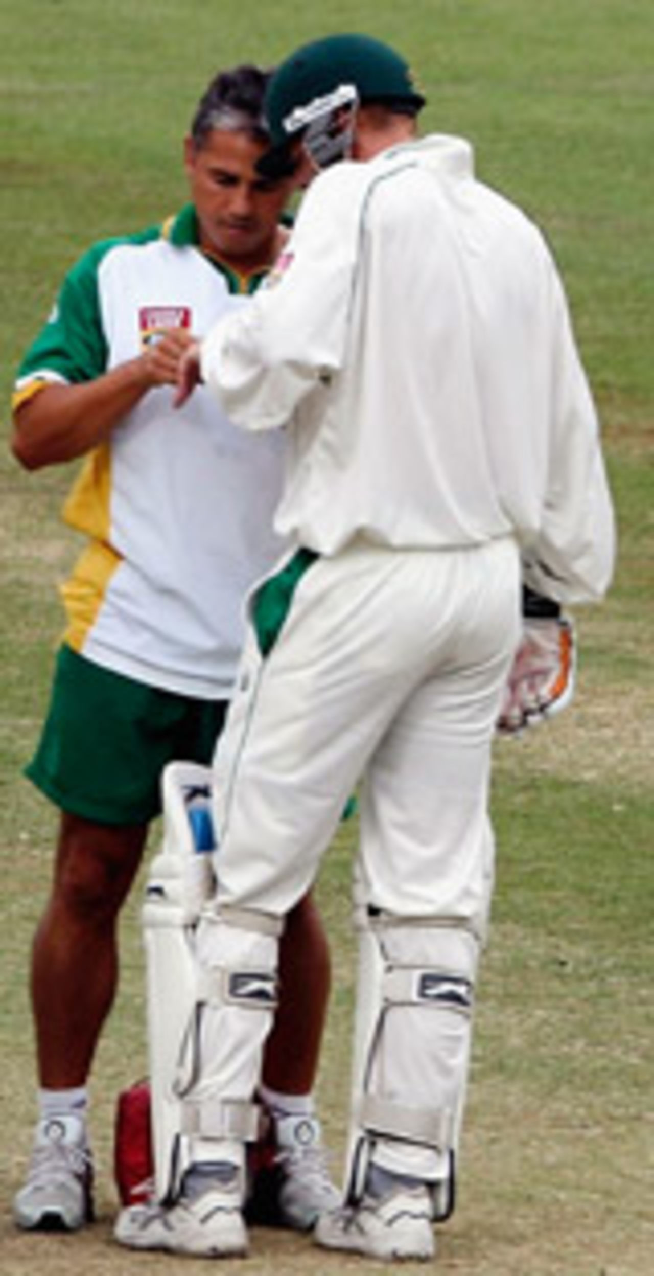 Shaun Pollock receiving treatment for his fingers, South Africa v England, 2nd Test, Durban, 5th day, December 30 2004