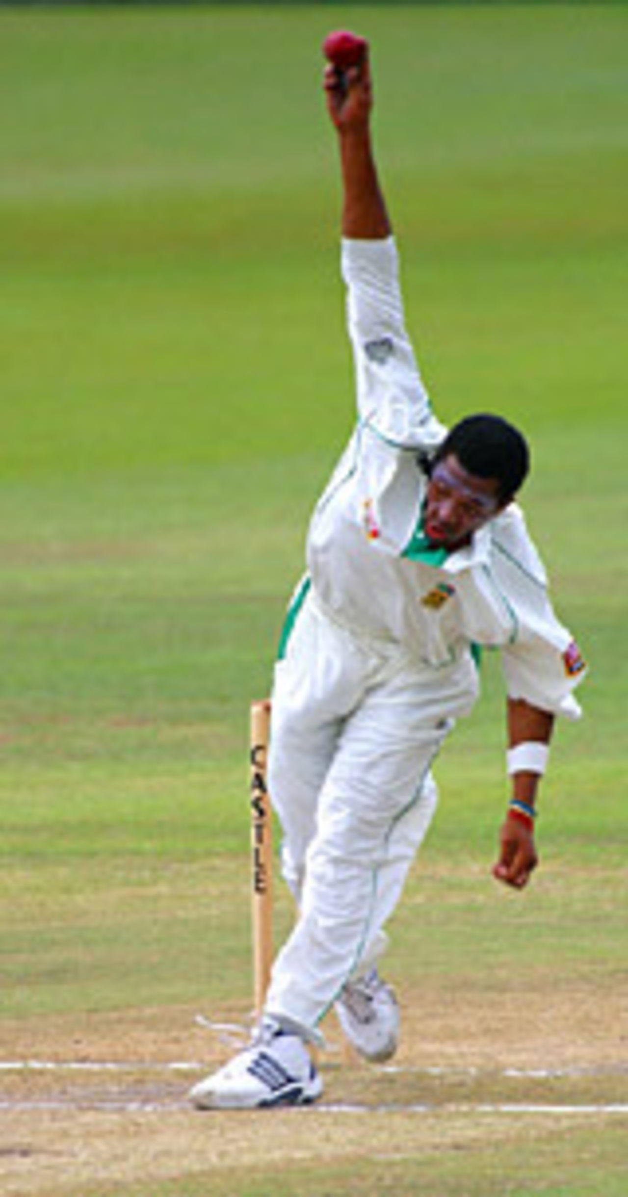 Makhaya Ntini bowls, South Africa v England, 2nd Test, Durban, 3rd day, December 28 2004