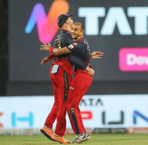 Faf du Plessis nailed a direct hit to catch Wriddhiman Saha short and got a hug from Harshal Patel, Royal Challengers Bangalore vs Gujarat Titans, IPL 2022, Wankhede Stadium, Mumbai, May 19, 2022