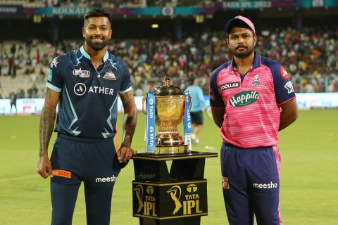 Hardik Pandya and Sanju Samson pose with the IPL trophy ahead of Qualifier 1, Gujarat Titans vs Rajasthan Royals, IPL 2022, Qualifier 1, Kolkata, May 24, 2022