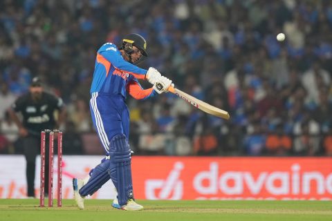 அதிவேகமாக 5,000 ரன்கள்! ரஸல்லின் உலக சாதனையை முறியடித்த அபிசேக்!