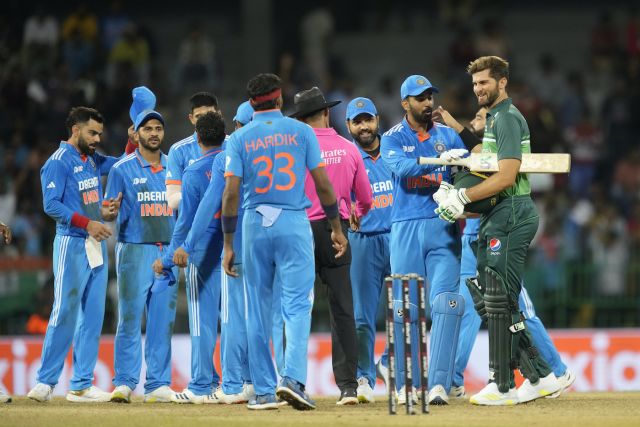 Shaheen Afridi engages in post-match niceties with KL Rahul and Co