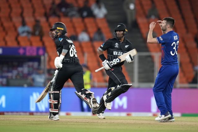 Devon Conway and Rachin Ravindra run between the wickets