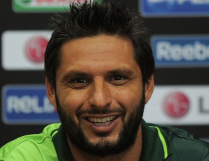 Shahid Afridi Is Over The Moon As His Youngest Daughter Starts To Walk |  Reviewit.pk