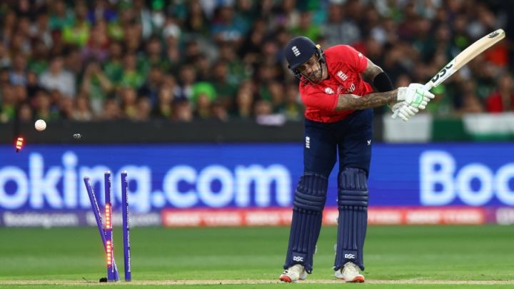 Stingy England restrict Pakistan to low total in final