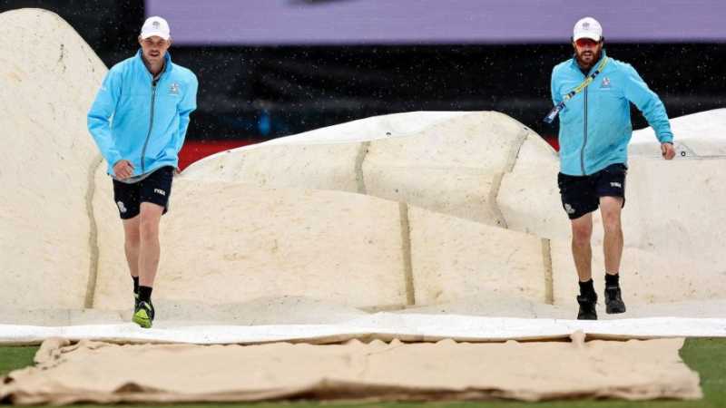Groundstaff bring out the covers on a rainy Melbourne afternoon, Afghanistan vs Ireland, ICC Men's T20 World Cup 2022, Melbourne, October 28, 2022