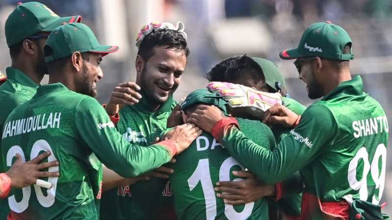 Shakib Al Hasan and other teammates mob Litton Das after his brilliant catch to dismiss Virat Kohli, Bangladesh vs India, 1st ODI, Dhaka, December 4, 2022