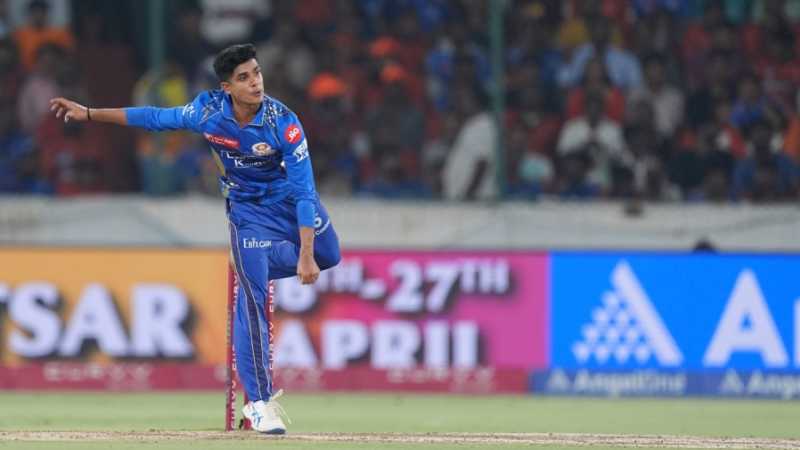 Vignesh Puthur tosses the ball up, Sunrisers Hyderabad vs Mumbai Indians, IPL 2025, Hyderabad, April 23, 2025