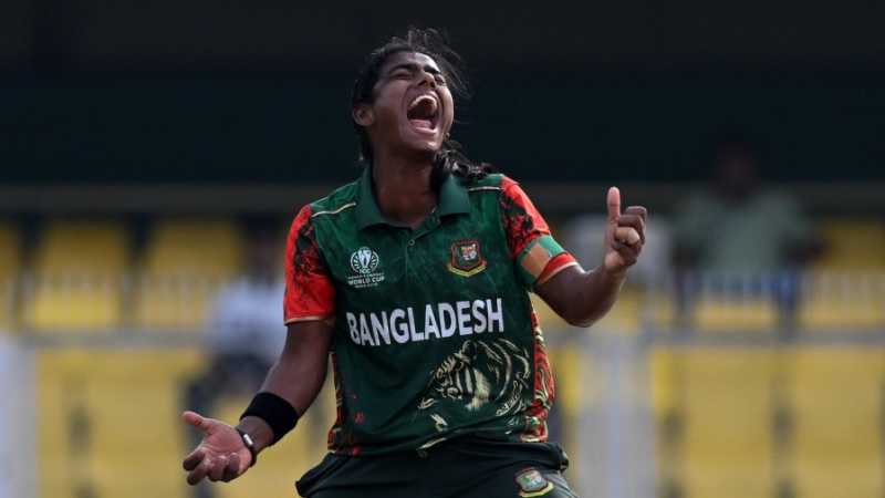 Marufa Akter thought she had Suzie Bates in the first over, but DRS saved the batter, Bangladesh vs New Zealand, Women's ODI World Cup, Guwahati, October 10, 2025