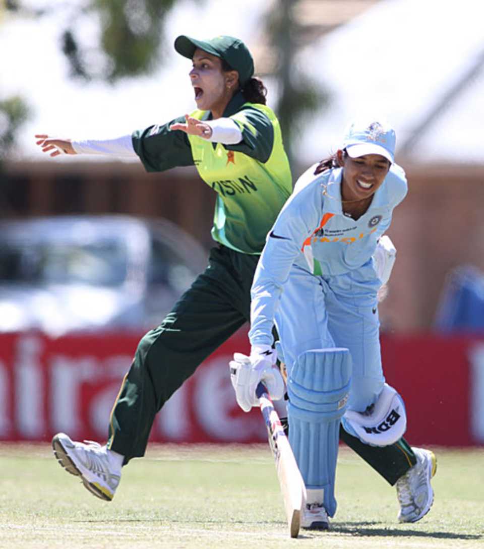 Nain Abidi unsuccessfuly appeals for the run-out of Anagha Deshpande, India v Pakistan, Group B, women's World Cup, Bradman Oval, March 7, 2009