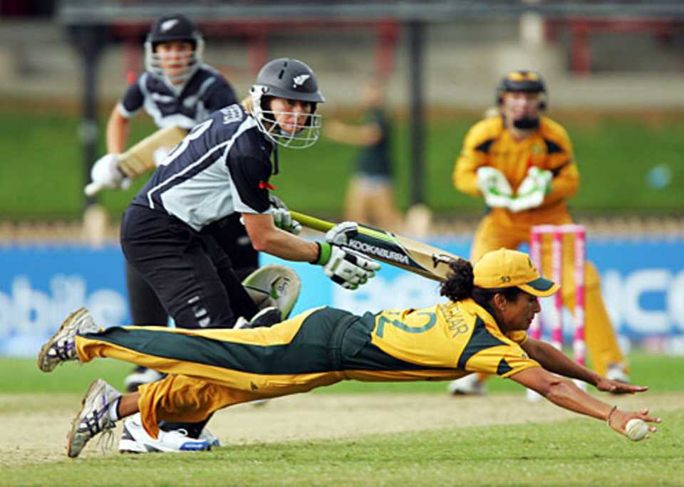 Lisa Sthalekar dives to try and stop the ball