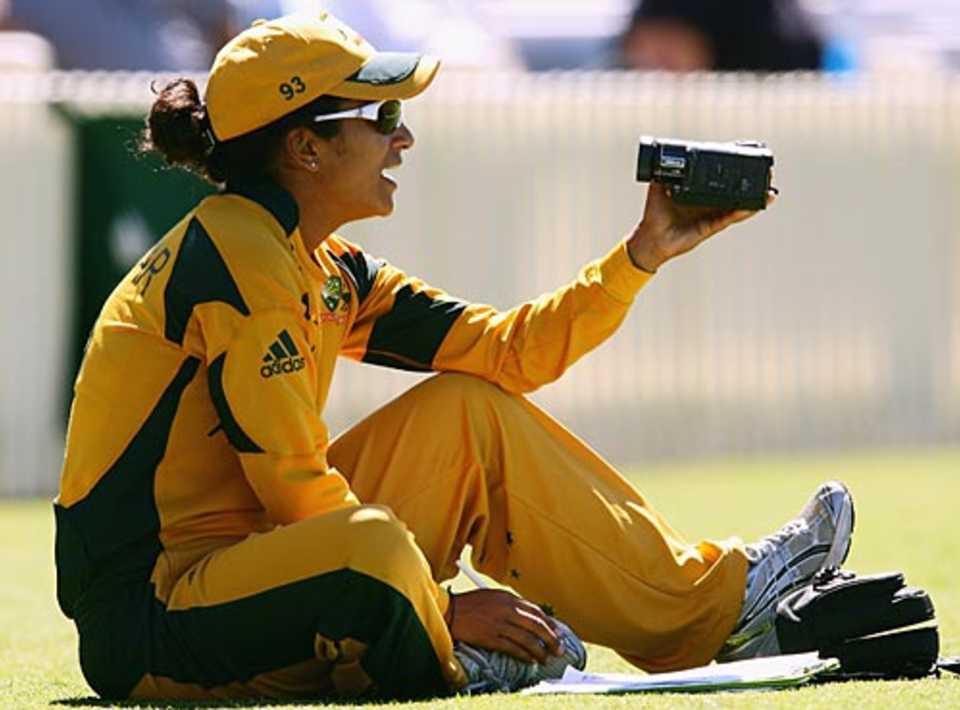 Lisa Sthalekar captures the action from the sidelines, Australia v Pakistan, women's World Cup, Super Six, Bankstown Oval, Sydney, March 16, 2009