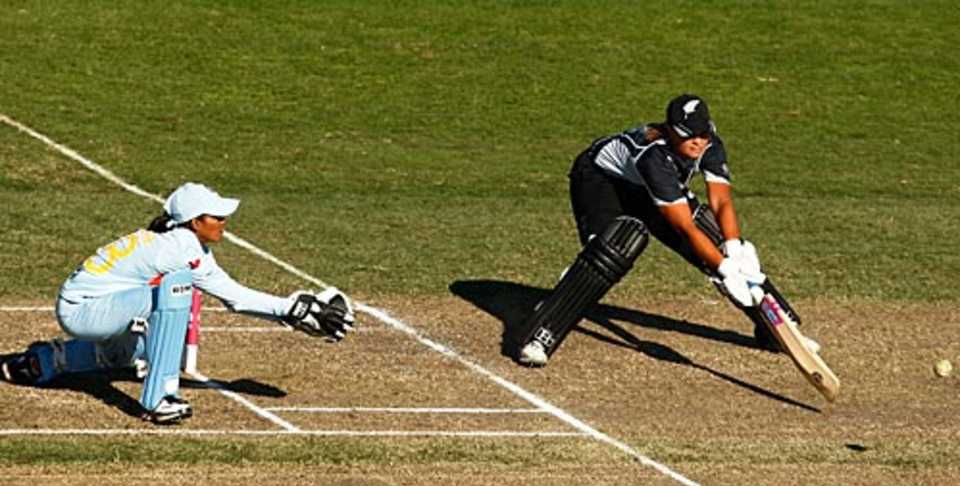 Suzie Bates reaches out for a wide one, India v New Zealand, Super Six, women's World Cup, Sydney, March 17, 2009