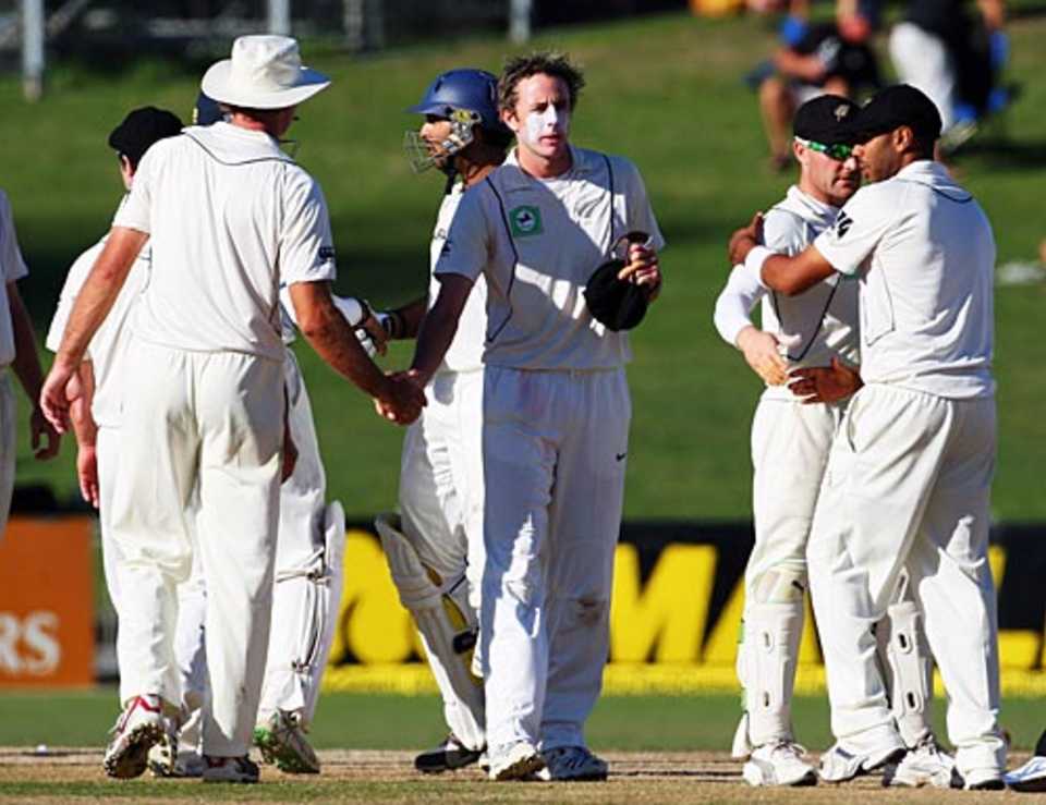 The New Zealand players shake hands after the match, New Zealand v India, 2nd Test, Napier, 5th day, March 30, 2009