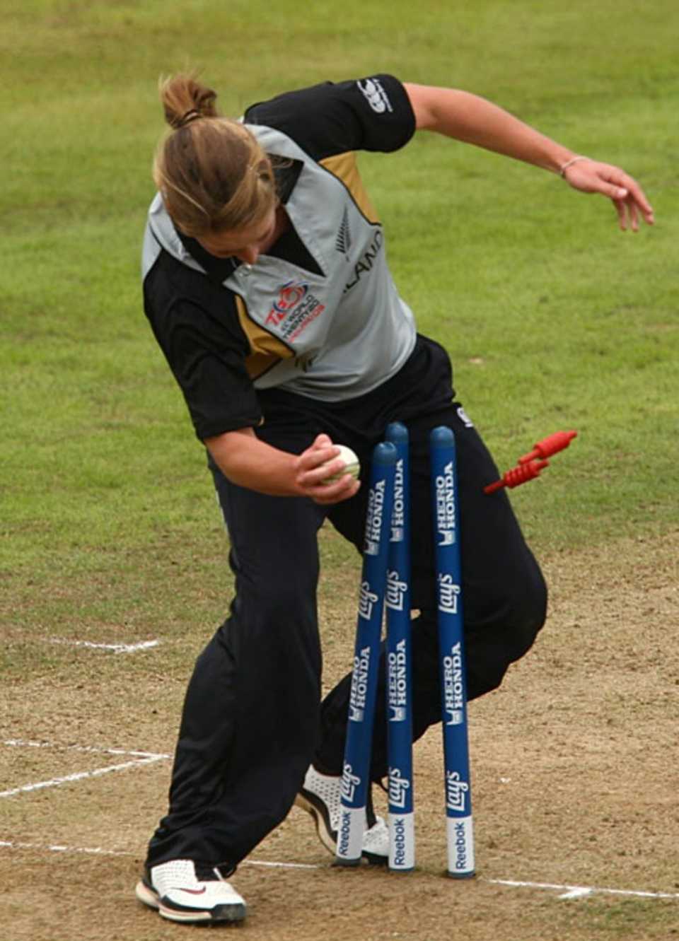 Sophie Devine runs out Alex Blackwell, Australia v New Zealand, ICC Women's World Twenty20, Taunton, June 12, 2009