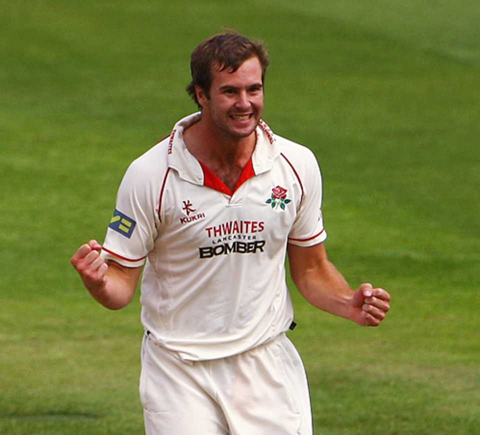 Tom Smith's career best six-wicket haul puts Yorkshire on the back foot at Old Trafford