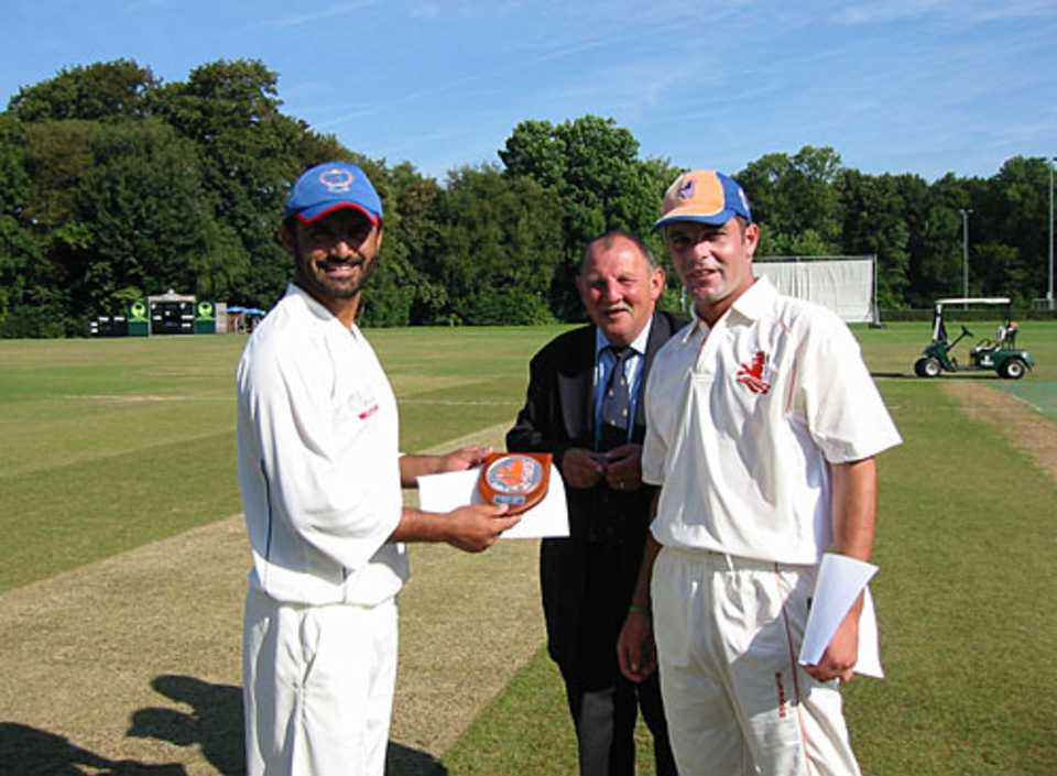 Captains Nowroz Mangal and Peter Borren at the toss, Netherlands v Afghanistan, ICC Intercontinental Cup, 1st day, Amstelveen, August 24, 2009