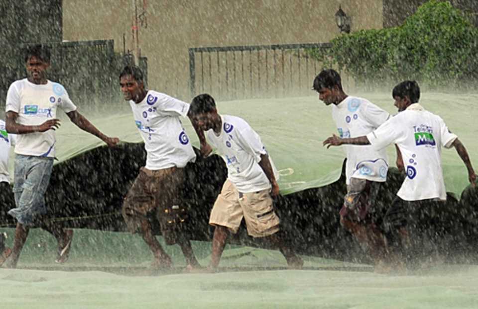 Groundsmen rush to get the covers in place, Sri Lanka v New Zealand, 2nd Test, SSC, 5th day, August 30, 2009