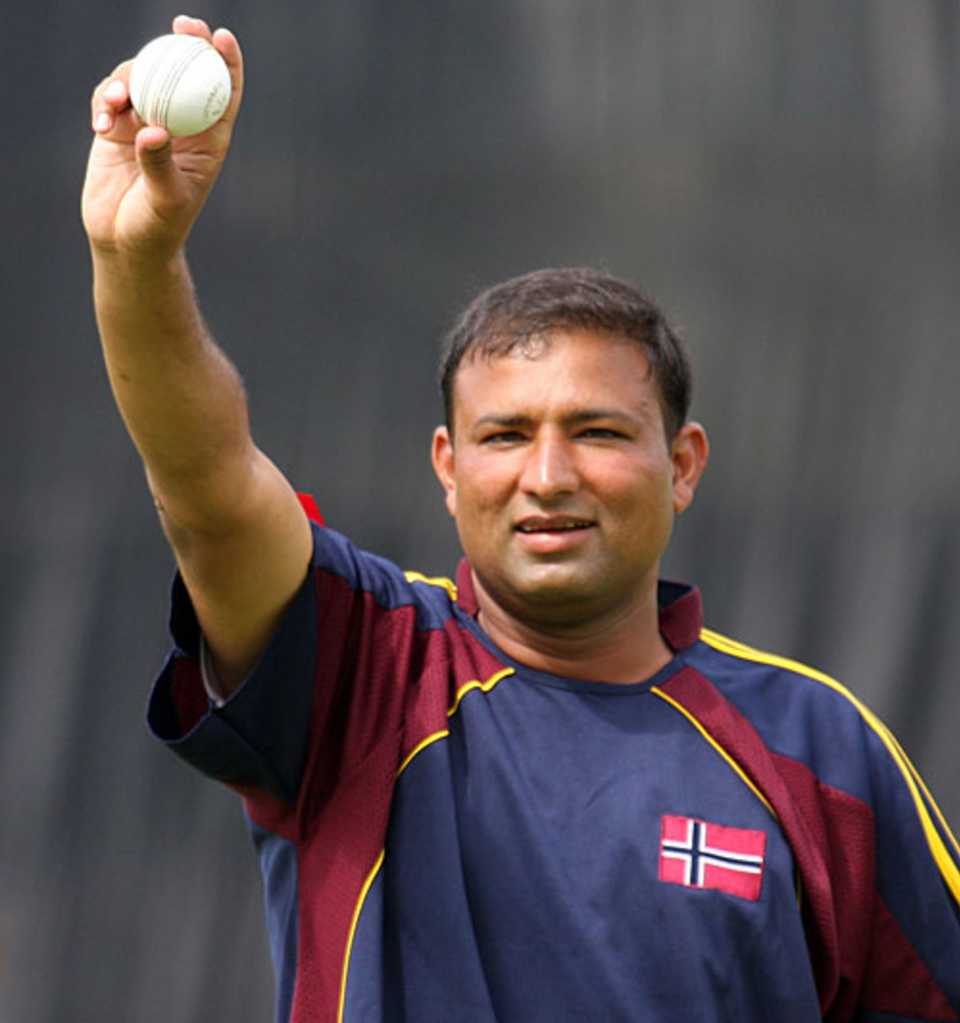 Aamer Waheed holds the ball up, Botswana v Norway, ICC World Cricket League Division 6, Singapore, September 5, 2009