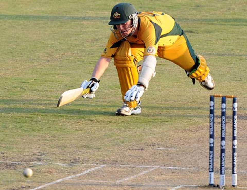 Brett Lee dives to make his crease, Australia v Pakistan, ICC Champions Trophy, Group A, Centurion, September 30, 2009