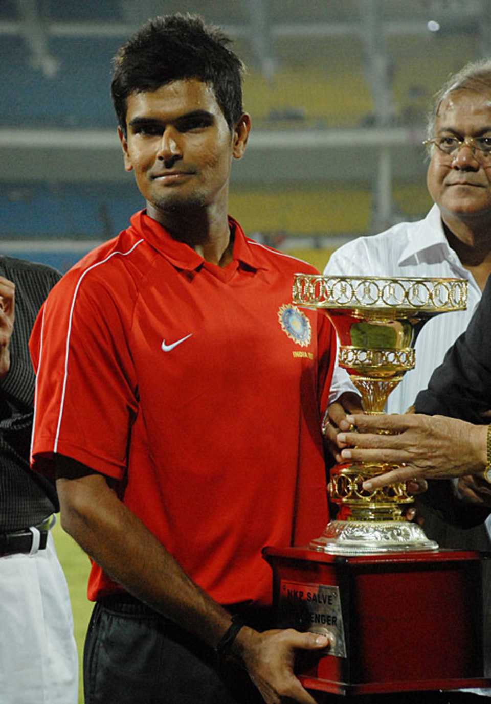 S Badrinath holds the Challenger Trophy, India Blue v India Red, NKP Salve Challenger Trophy final, Nagpur, October 11, 2009