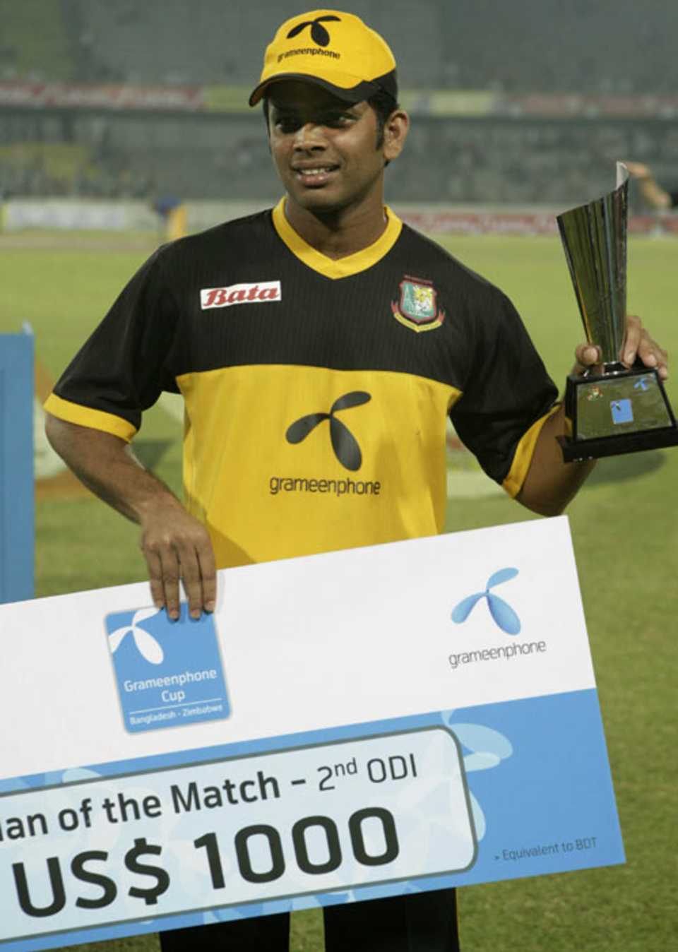 Abdur Razzak with his Man-of-the-Match award