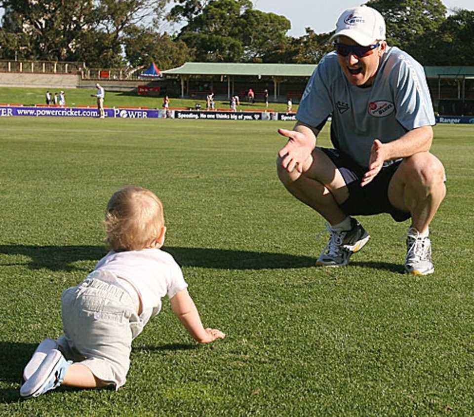 Brad Haddin plays with his son Zachery, New South Wales v Western Australia, Ford Ranger Cup, Sydney, November 1, 2009