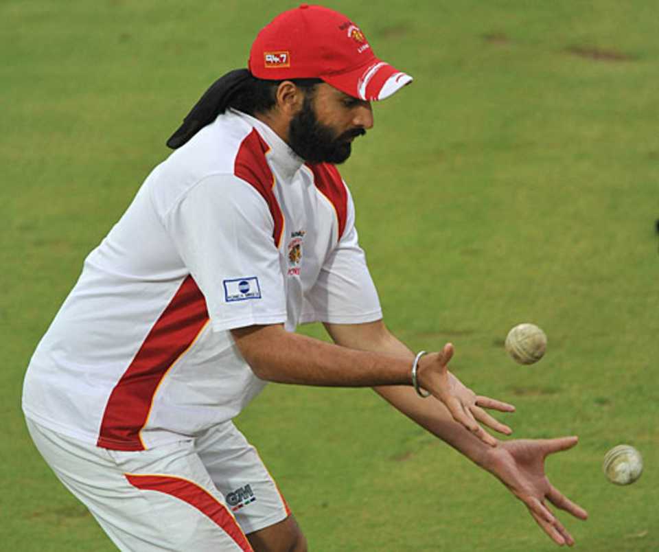 Monty Panesar does some catching practice during a rain delay, Lions v Dolphins, MTN40, November 4, 2009