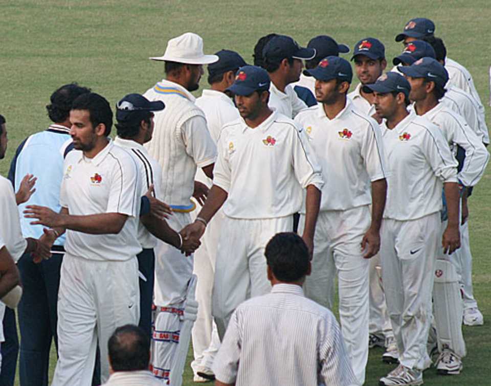 Zaheer Khan leads the Mumbai players off the pitch